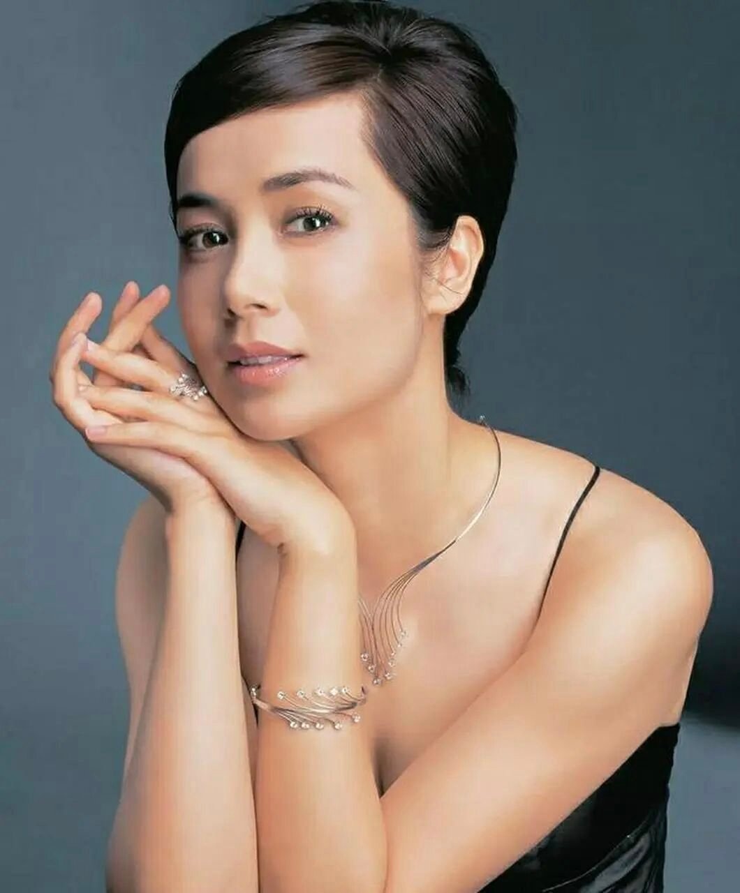 蒋雯丽一句“家里长得最随意”，把全网对蒋家颜值的讨论拉回了人间。热搜里三姐妹同框