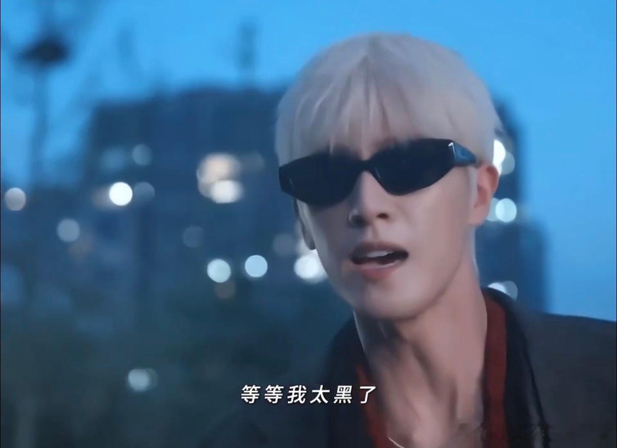 李昀锐甩墨镜这段 被李昀锐甩墨镜狠狠圈粉！动作又酷又帅，潇洒又带感，还透着几分幽