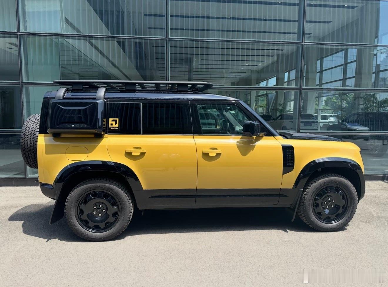 路虎卫士 传奇黄指导价969900选装：抬头显示系统 12800前排中央通道集成