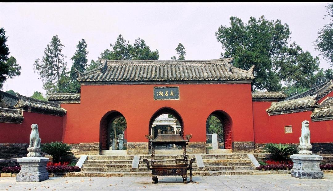 襄阳古隆中游客比南阳卧龙岗游客多很多，这是不争的事实，核心原因是5A完整文旅产业