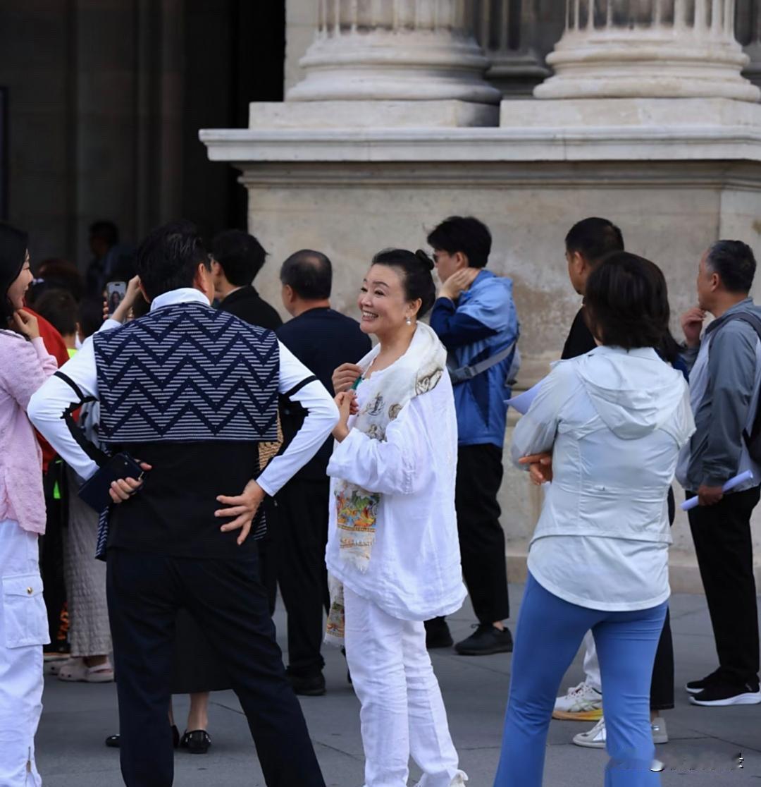 张兰现身法国卢浮宫参观，她的状态超好，神采奕奕，气血充盈，完全不像一个年近70岁