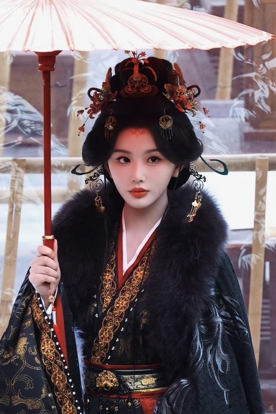 孔雪儿去哪儿进修的演技反复回看她的名场面片段，伪装柔弱时的无辜感，展露锋芒时的冷