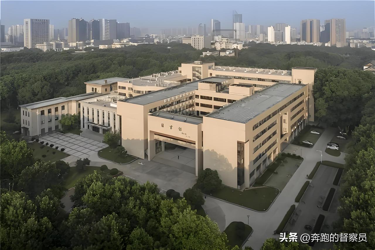 国庆华科大图书馆座无虚席，别只感动于“内卷”画面
国庆假期，华中科技大学图书馆满