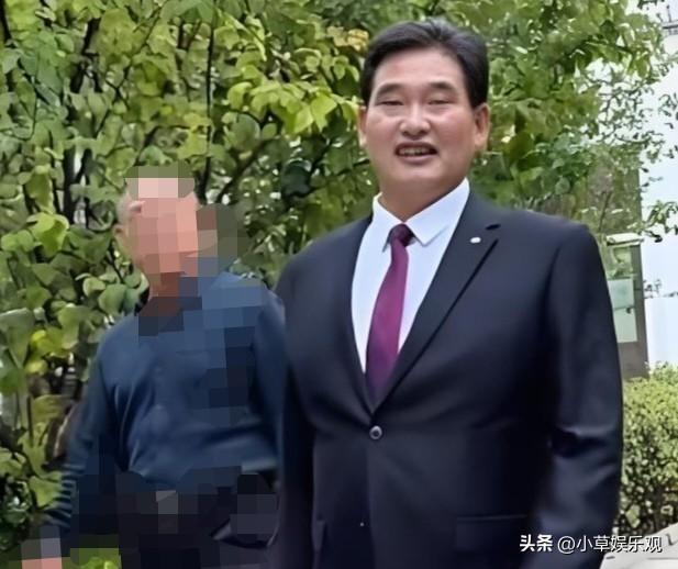 朱之文淡定回应翻红大衣哥朱之文又火了，这次不是靠嗓门，是靠态度。“我就是个普通人