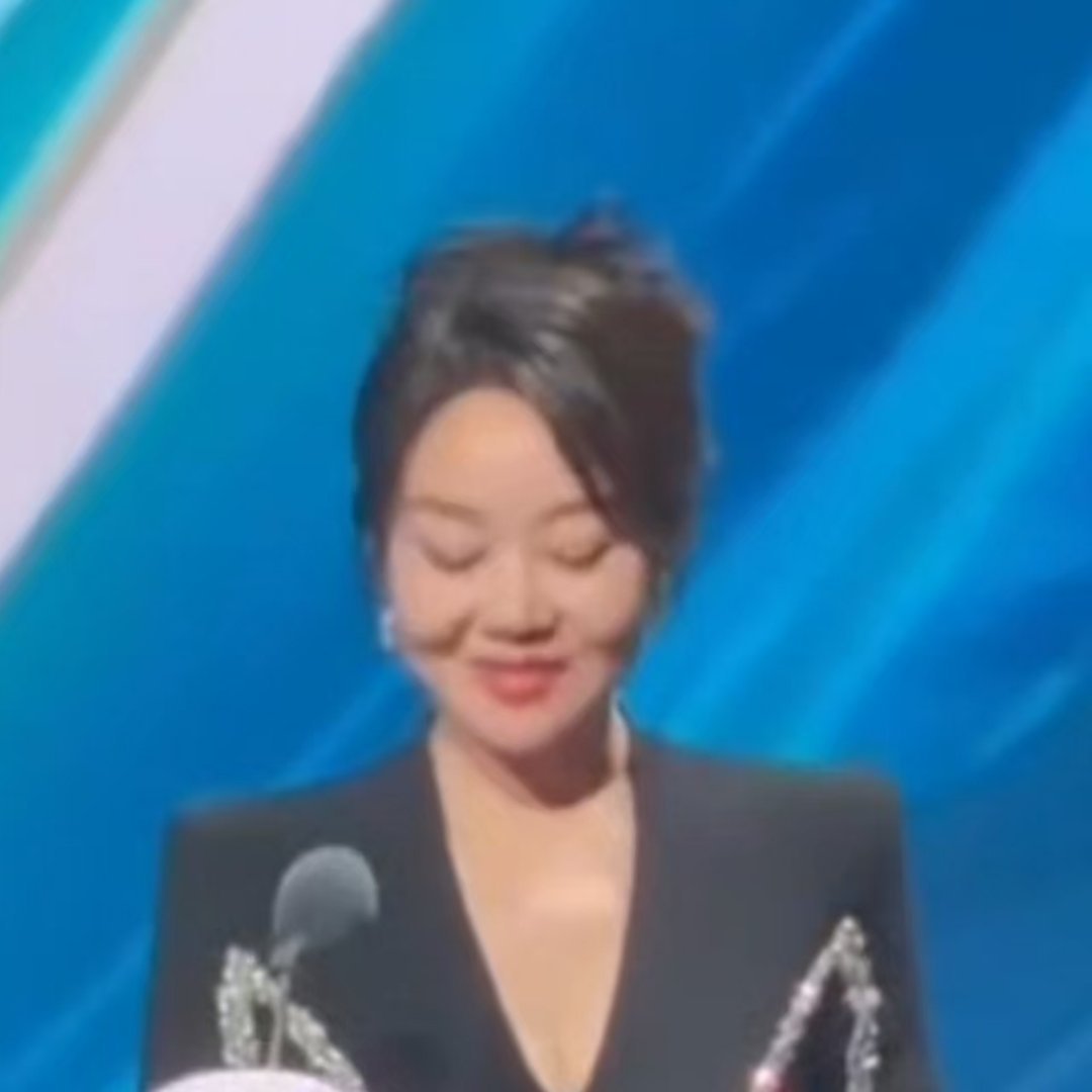 闫妮演我听到八卦的表情闫妮眼珠子要忙不过来了闫妮这个表情我反复看了十遍！笑容是得