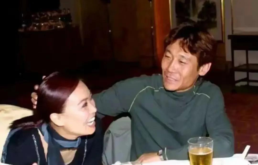 堂堂一代歌坛天后，也有被人摸着头叫丫头的时候。没想到她还有这么小女人的一面，更没