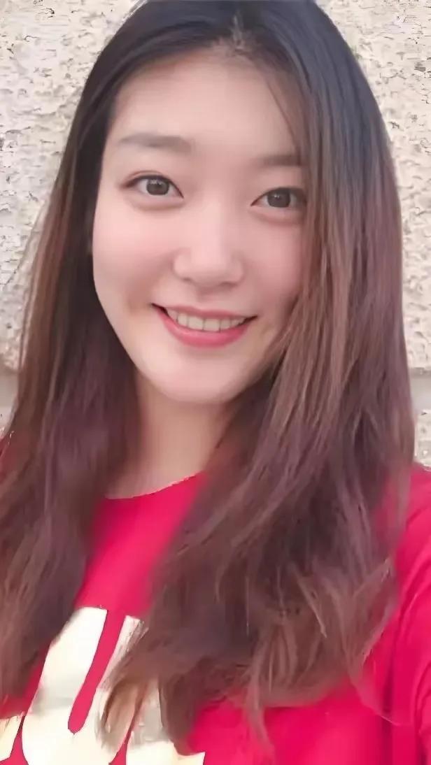 李梦是一个有个性的球星，难道非要抹杀她的个性吗？李梦被主教练宫鲁鸣弃用，其中一个