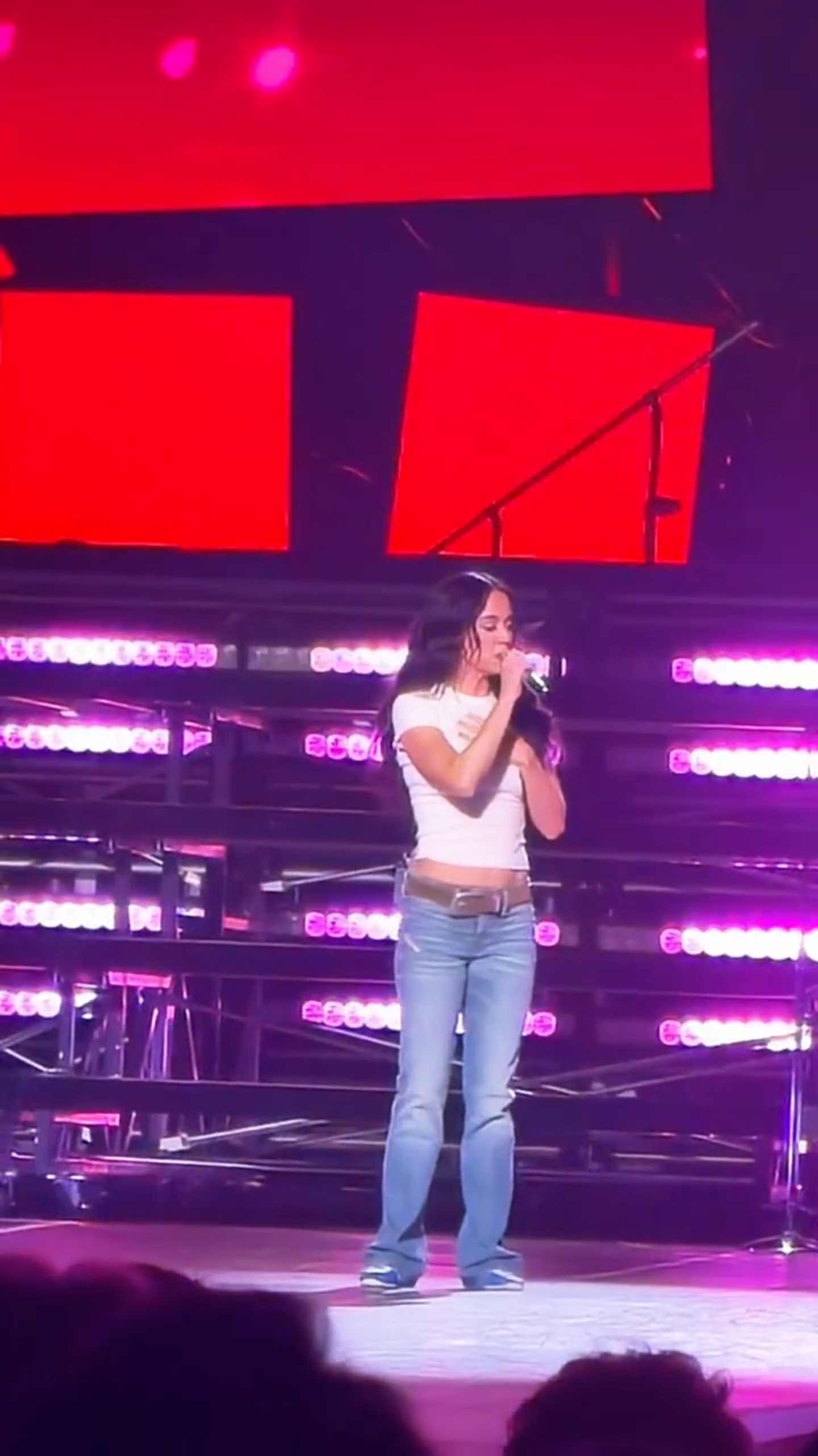 水果姐Katy Perry在中国巡演第一站杭州延续北美体育生风格，这个惊喜感根本