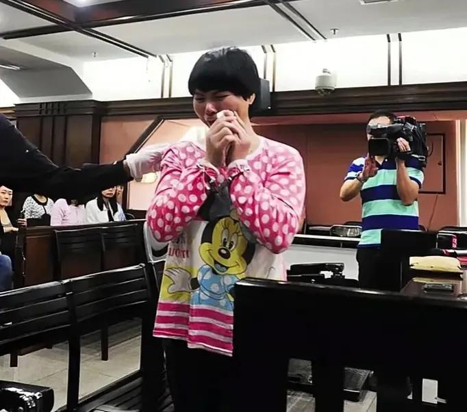 2015年，毒贩林某花，被判处死刑的镜头，照片中的她穿着一件红色睡衣，听到自己的