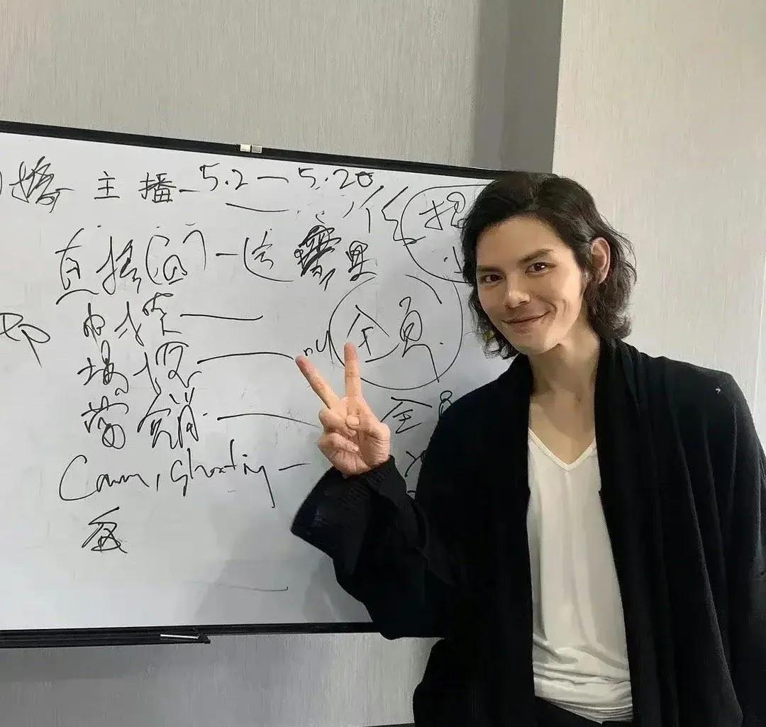 向佐这是开始走日韩风了吗？

郭碧婷的老公向太向华强的儿子向佐，一直以来都是短发