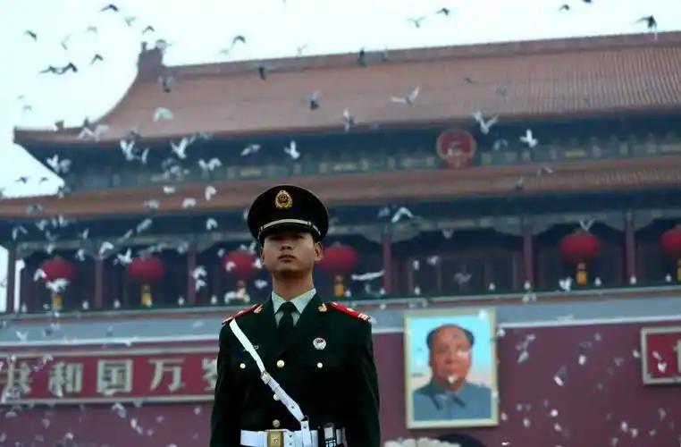 重庆男孩去北京旅游，在天安门广场上，他鼓起勇气向站岗哨兵敬礼，得到哨兵回礼后，男