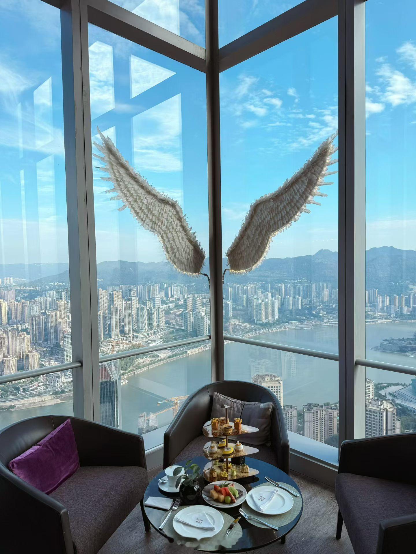 今日是金光闪闪的贵妇Look 。主要是为了契合Sisly 的贵妇定位与本餐主题《