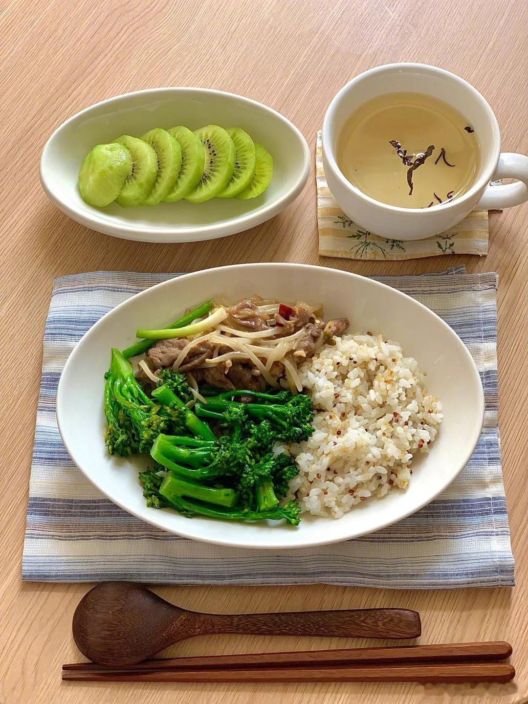 今日食:豆芽炒牛肉素炒西兰苔藜麦饭干净饮食一人食吃什么减肥减脂吃这些一人居一人食