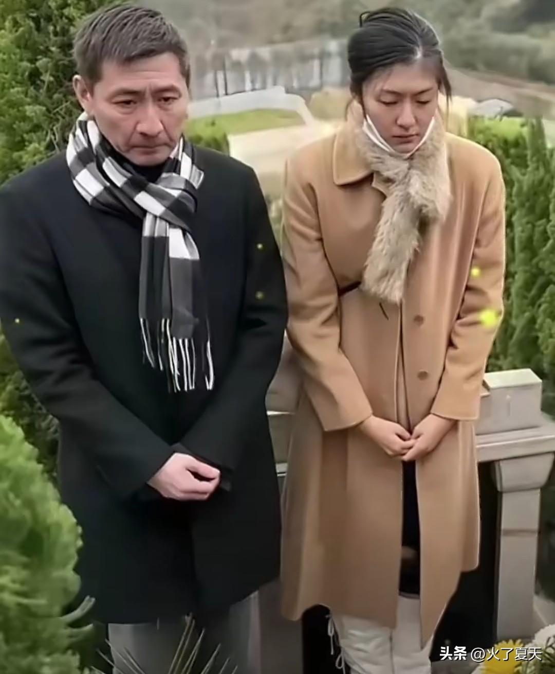 演员张子健带着女儿张依依，一同来到前妻李婷的墓碑前静静祭奠，这一幕让无数网友为之