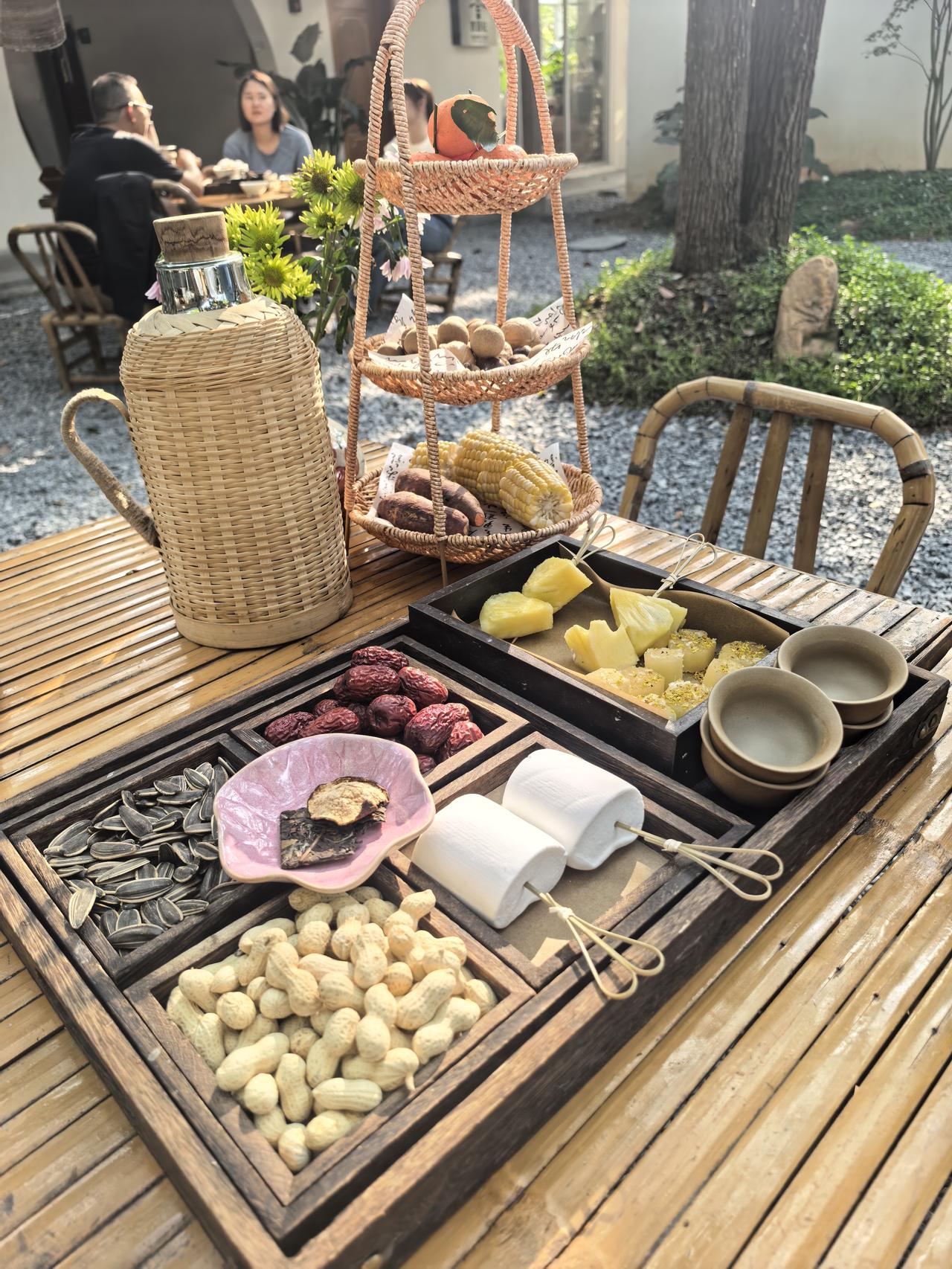 讲下明天吧！
给大家提个醒，风险大于机会。
在里面的除了避险品种，以及和战争外溢