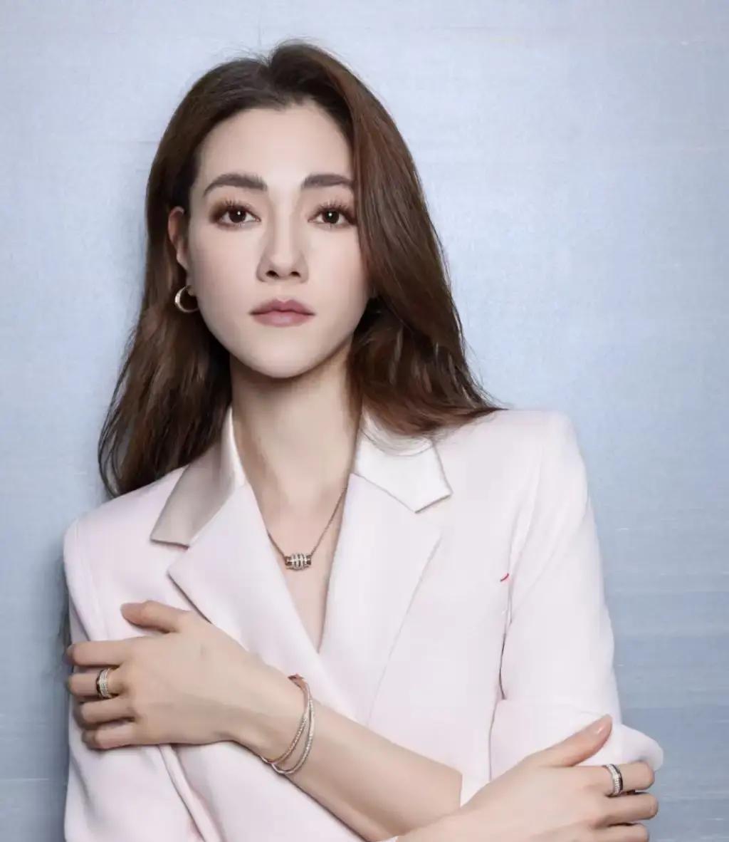 Lisa与LV三公子分开了，这类豪门恋情的结局，往往早有迹可循。

圈里人都明白