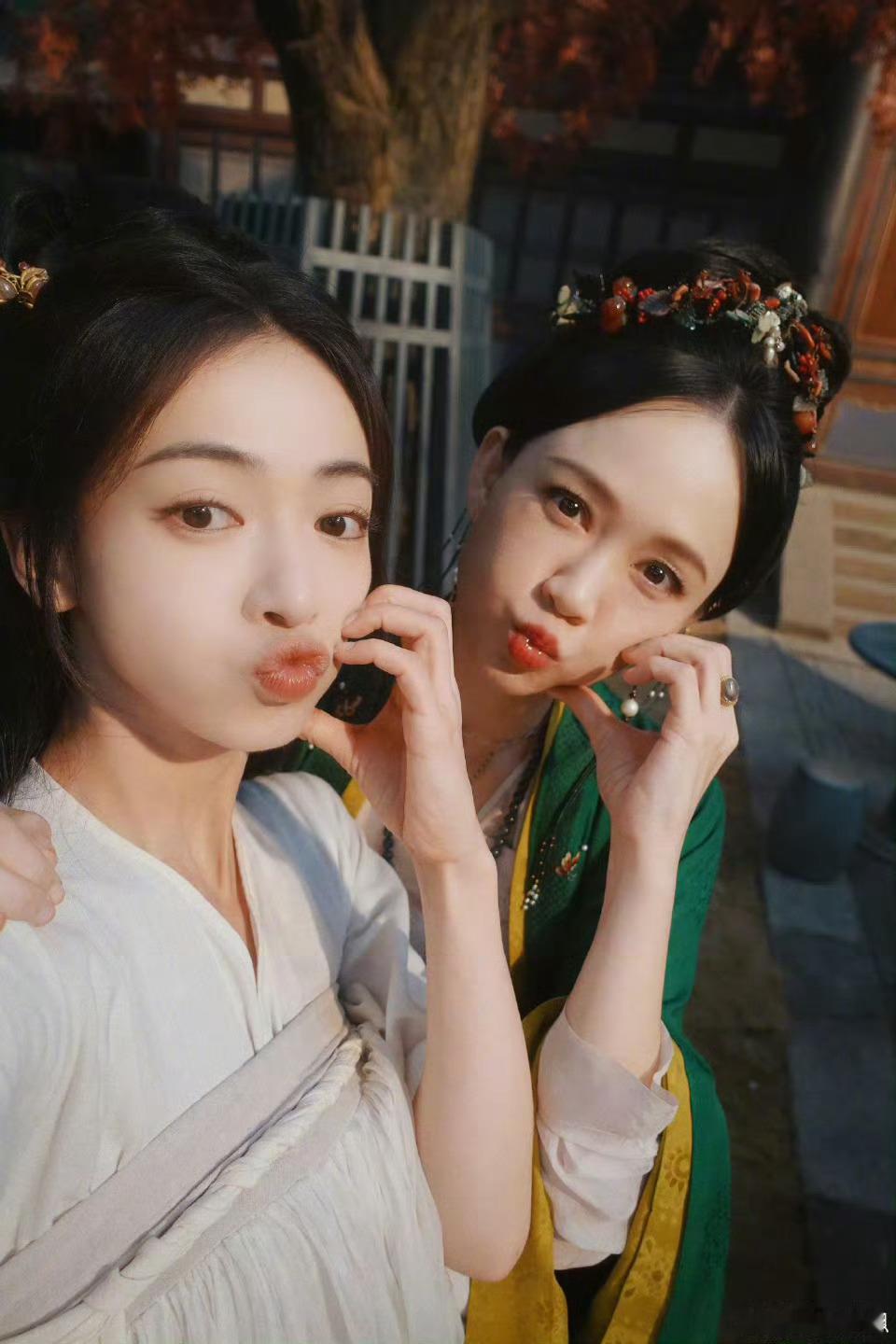 #陈乔恩吴谨言脸颊比心#陈乔恩晒与吴谨言脸颊比心♥️合照 ，虽然戏里是水火不容的