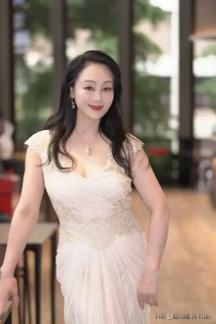 即便是64岁的“高龄”，王姬的身材依旧很在线！[赞][赞][赞]