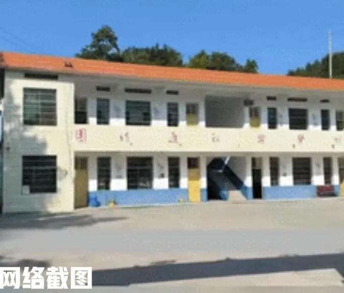 湖南邵阳有一乡村小学正常开学。

只是今日学校的学生不是太多，整个一年级只出现一