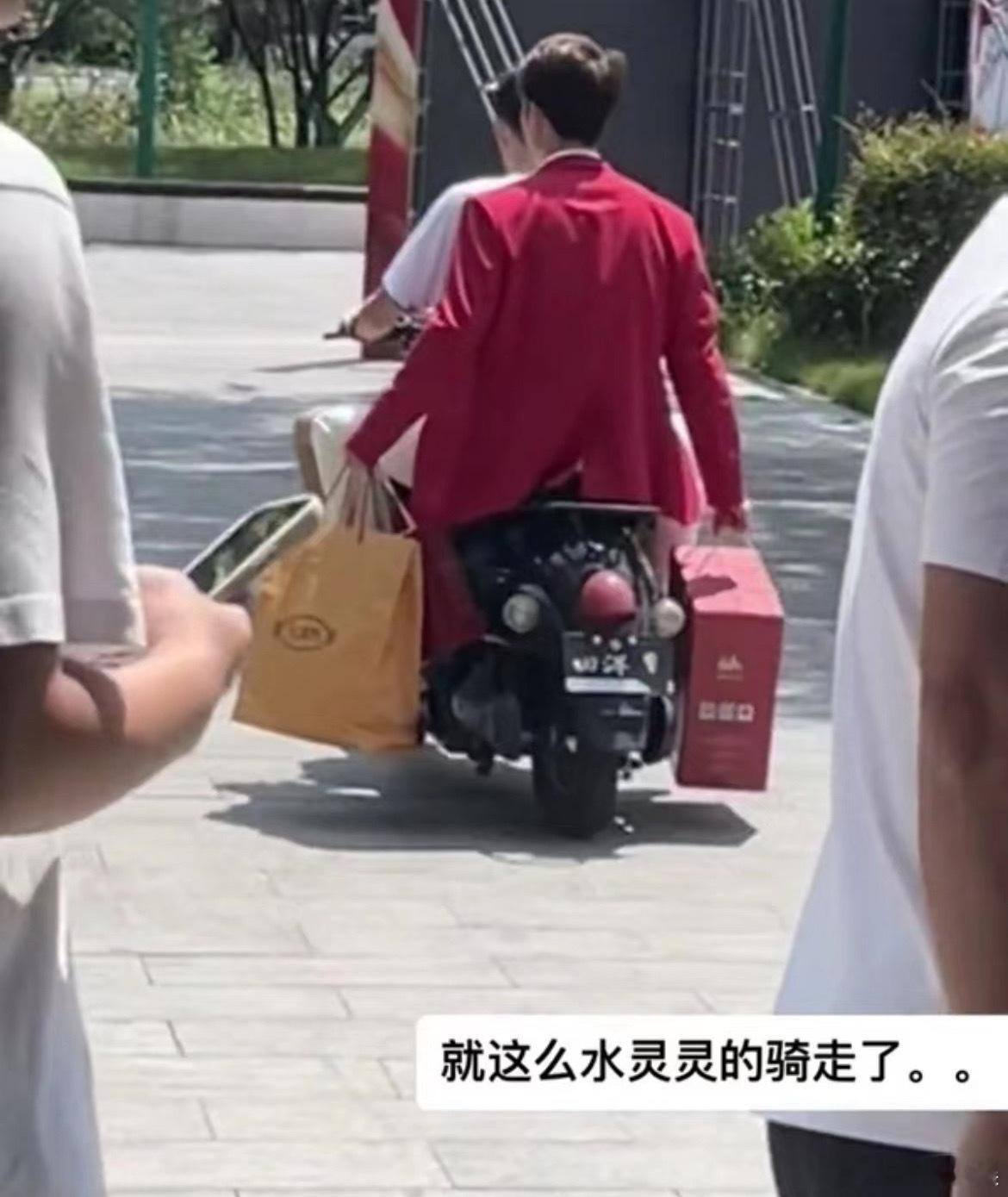 #王昶离开你谁还逗我笑#哈哈哈王昶带着礼品去广州吃梁伟铿酒席，就这么水灵灵骑走了