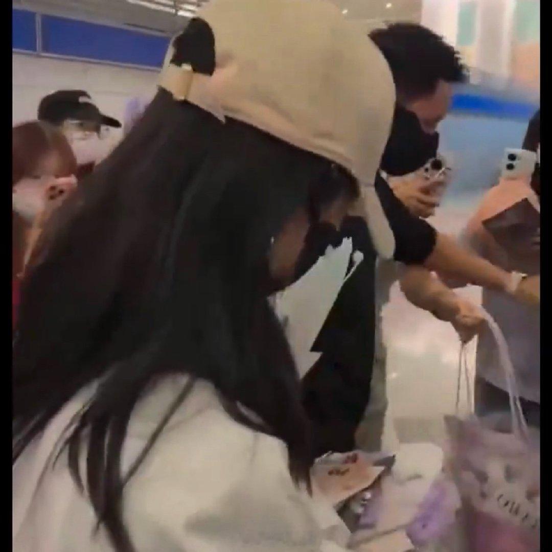 杨紫白玉兰到达路透 杨紫白玉兰到达 呀呀呀呀呀，果真是红气养人啊！！！杨紫白玉兰