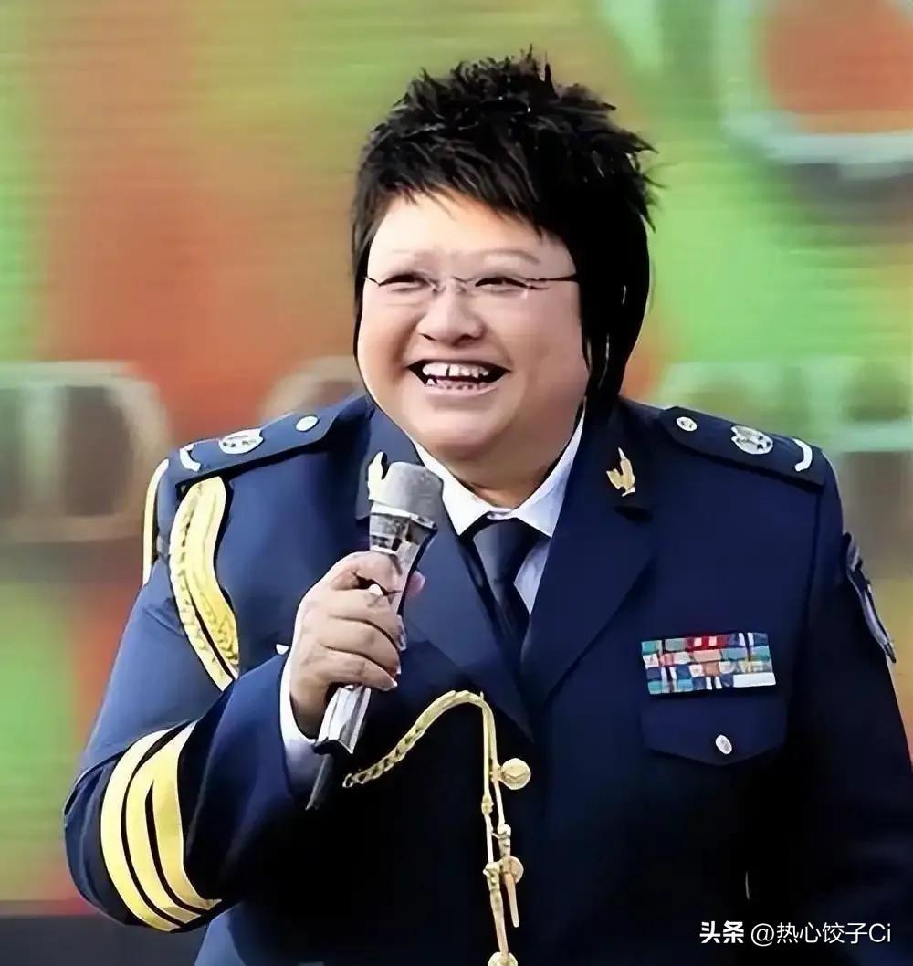 韩红说，还没钱没钱嘛，到临了，弄了300万，记者问，到出发前多长时间内解决？不到