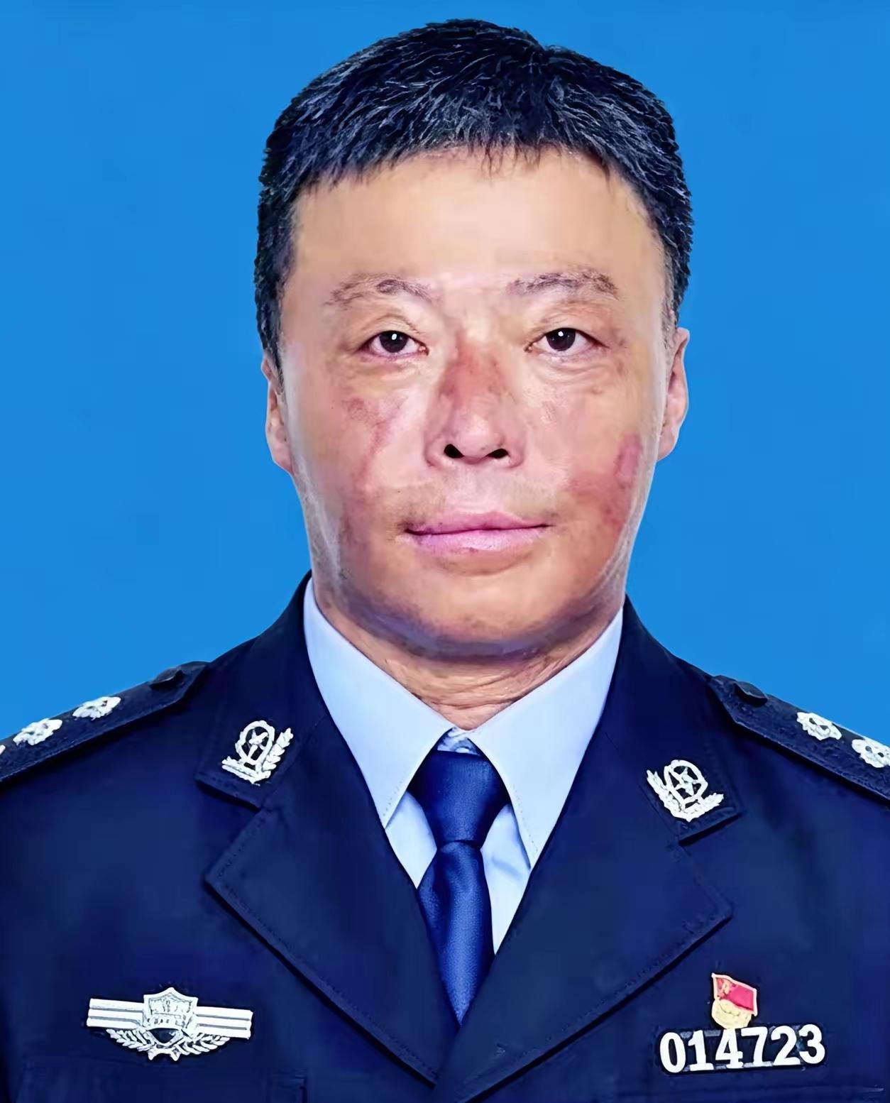 浴火逆行的蚌埠特警，用一身伤痕守住整栋楼平安
 
张劼，1980年3月出生于安徽