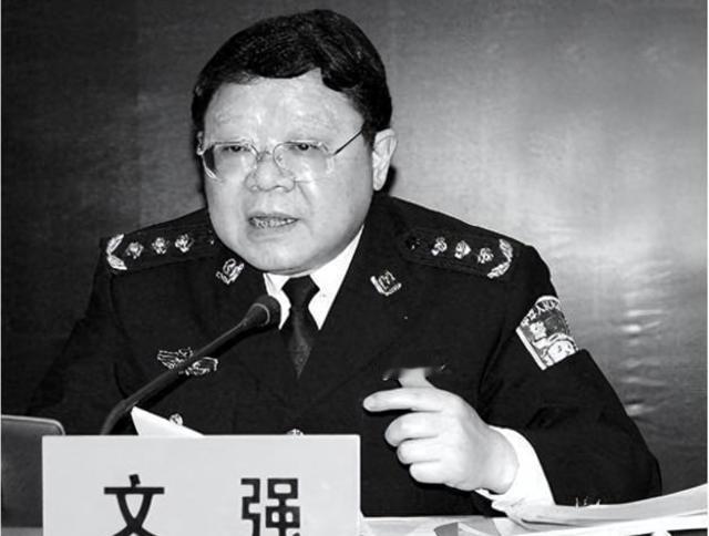 第一个被注射死刑的公安局局长有多猖狂？下属给他汇报工作得跪着！连队里唯一的警花也