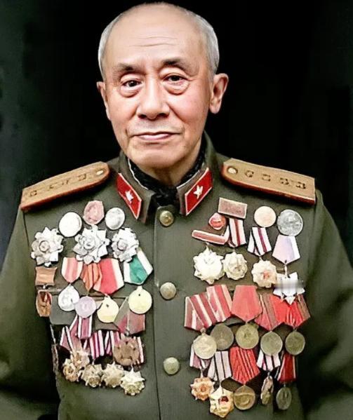 1938年，几十名日军正在河中央洗澡，被一名路过的八路军发现，本以为他会偷偷报告