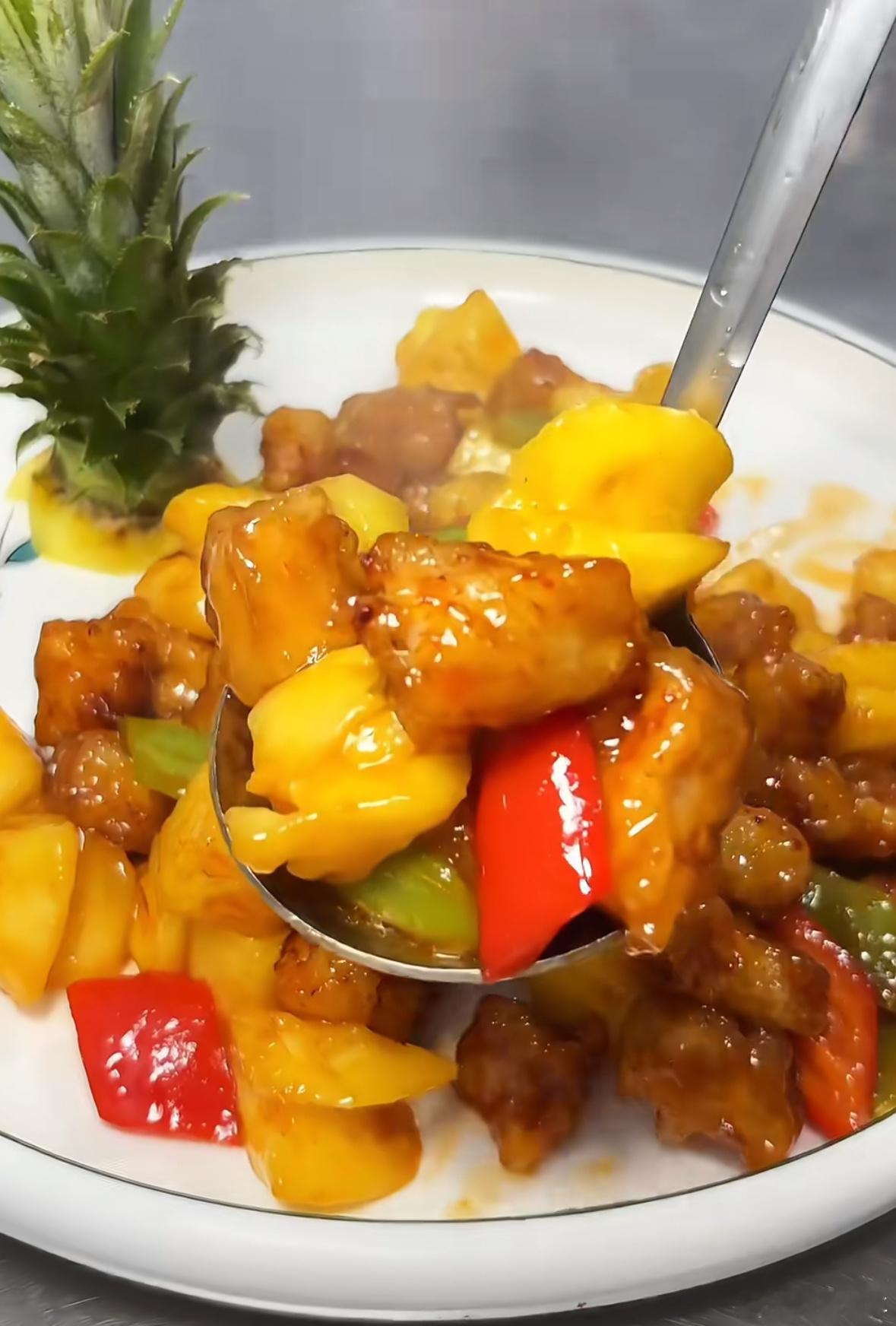 第一批用水果做菜的人吃商极高第一个想到的就是菠萝咕咾肉，第一个发明这个菜的人着实