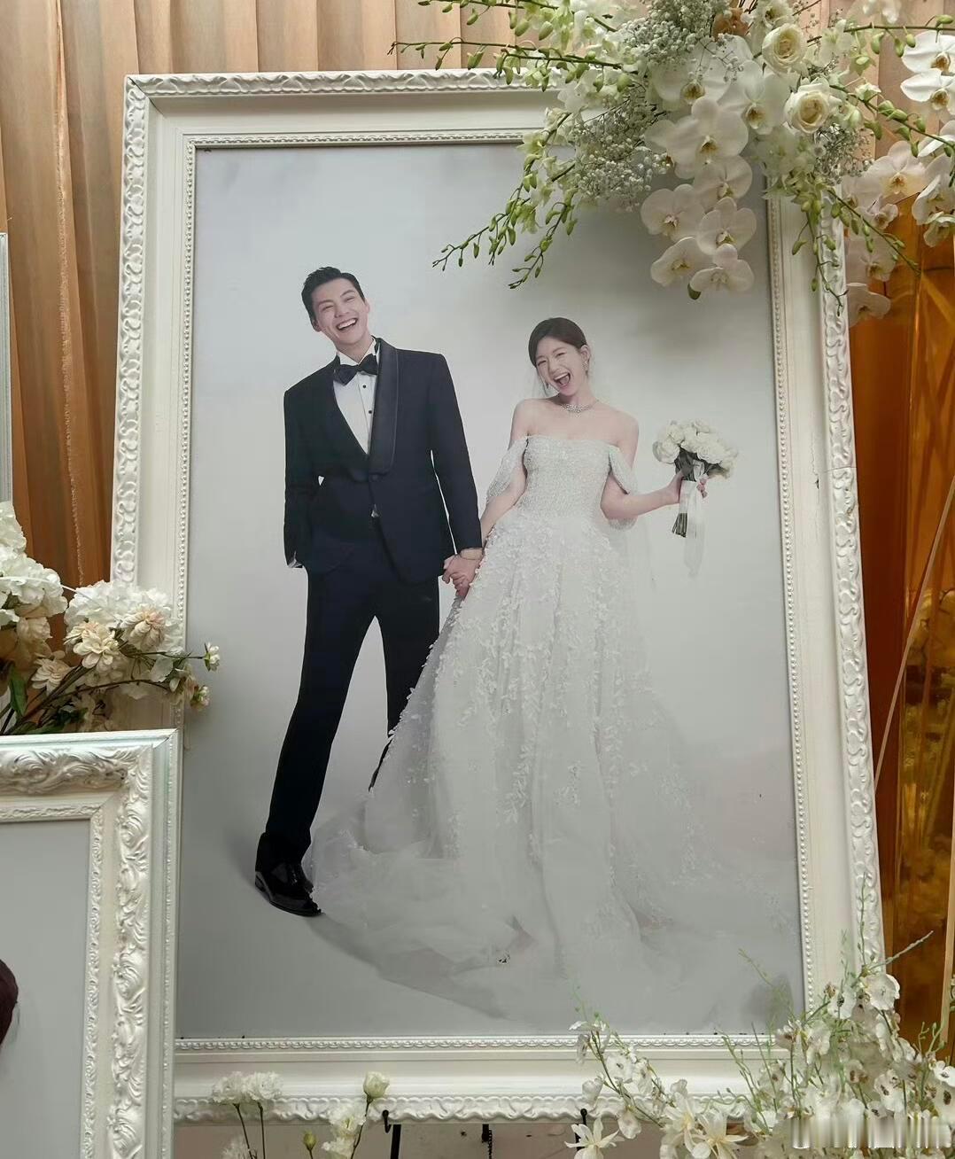 #陈伟霆赵露思新剧婚纱照#这么看陈伟霆的手好大啊 大手配小腰~#陈伟霆赵露思婚纱