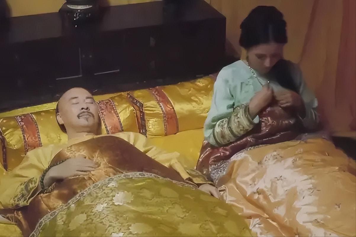 在清朝的后宫中，有这样一位传奇女子，她出身包衣，本是宫中最低微的宫女，却凭借着自