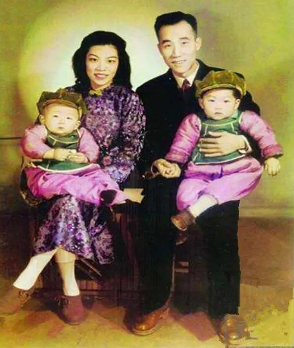 王铎：侯宝林夫妇和两个孩子的全家福
这是一张非常珍贵的全家福。相声大师侯宝林夫妇