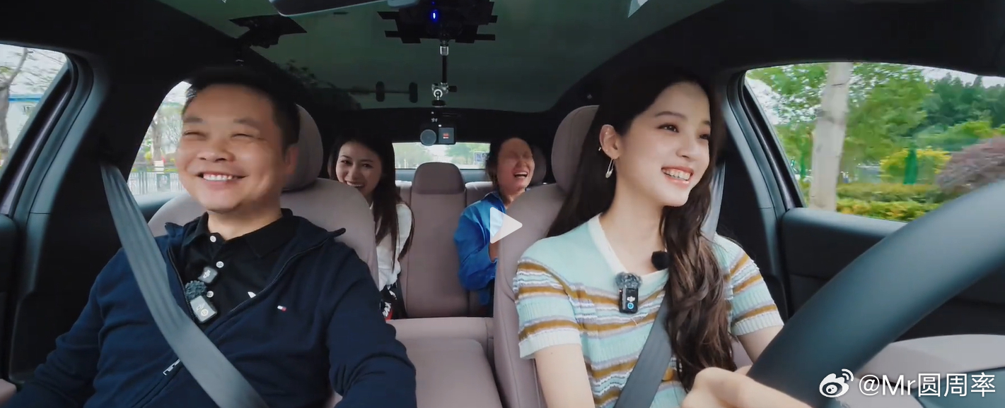 坐在娜娜副驾驶上的，笑的像个孩子。换谁谁不乐小鹏汽车