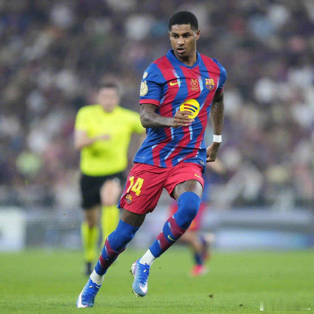 【不想回】《每日体育报》：拉什福德愿意降薪留在巴萨，他实在是不想再回曼联踢球了。