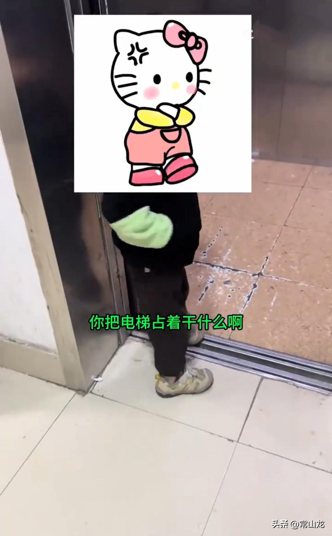 合肥某小区网友爆料，清晨上班时电梯被霸占，霸占电梯的是一名小男孩，估计才上幼儿园