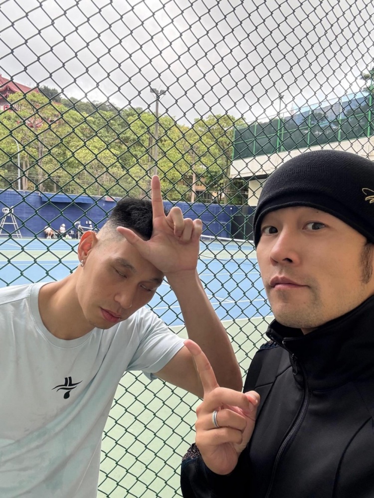 林书豪晒和周杰伦打网球恶搞合照：2026第一天不想被欺负了