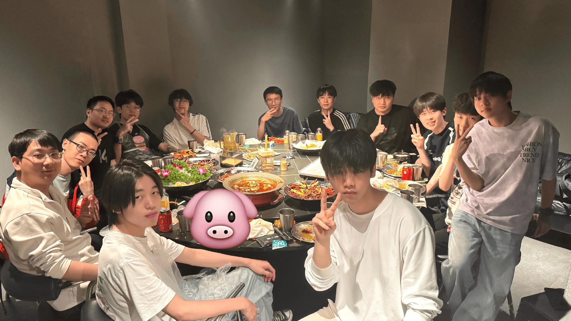 子旗教练发布KSG合照并配文：日子往前走，大家都要越来越好