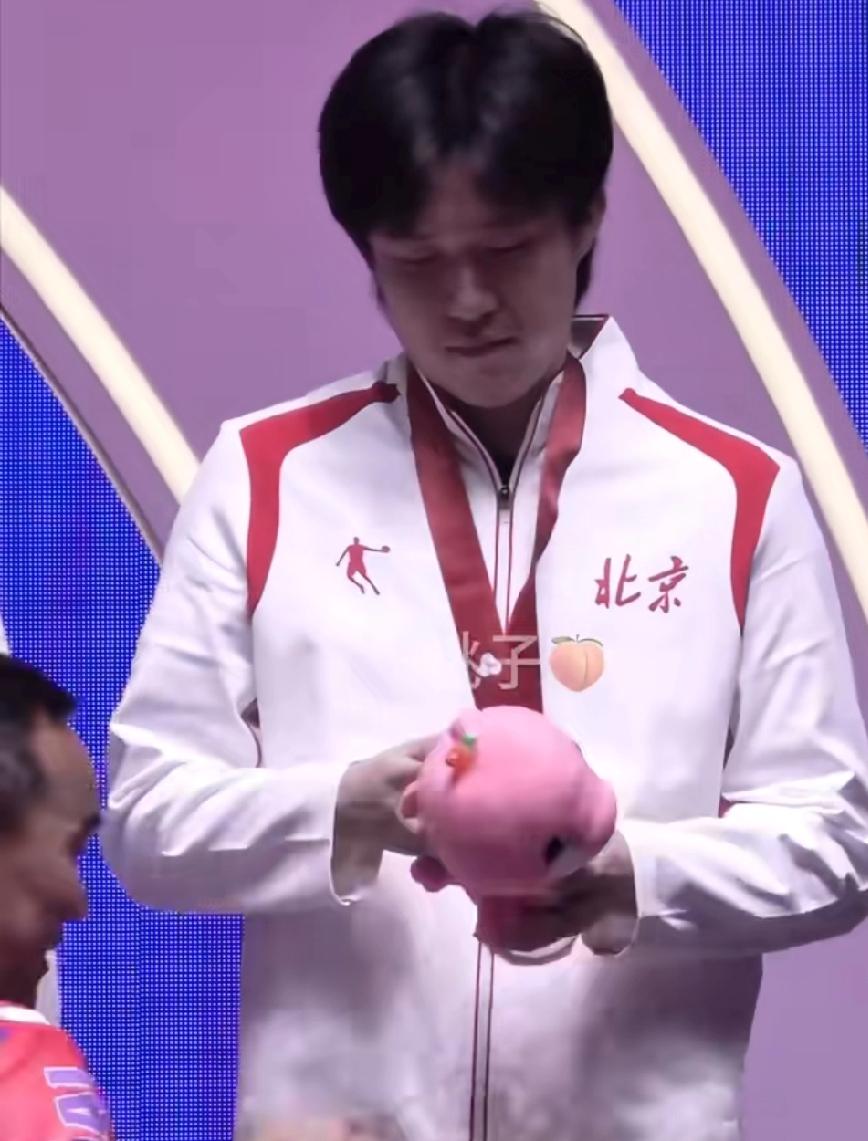 王楚钦在北京队教练跟前就是个小孩子
昨晚男团颁奖，
王楚钦拿到了粉色的大湾鸡，