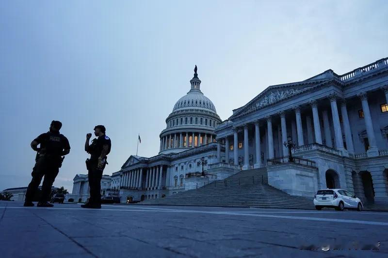 美国参议院急踩刹车。1月8日，参议院以52票对47票通过法案，阻止特朗普对委内瑞