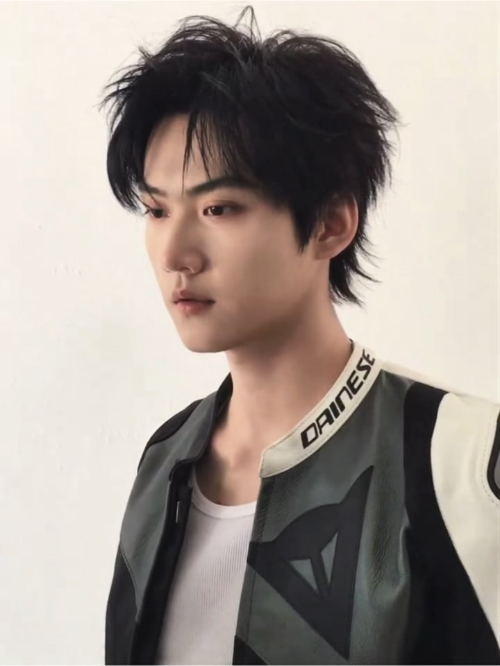 这么痞的妆造怎么露出这么委屈的表情呀