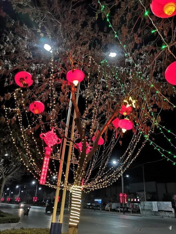 看到“张灯结彩送旧岁”这句上联，我也来凑个热闹对个下联。上联营造出一种热闹喜庆送