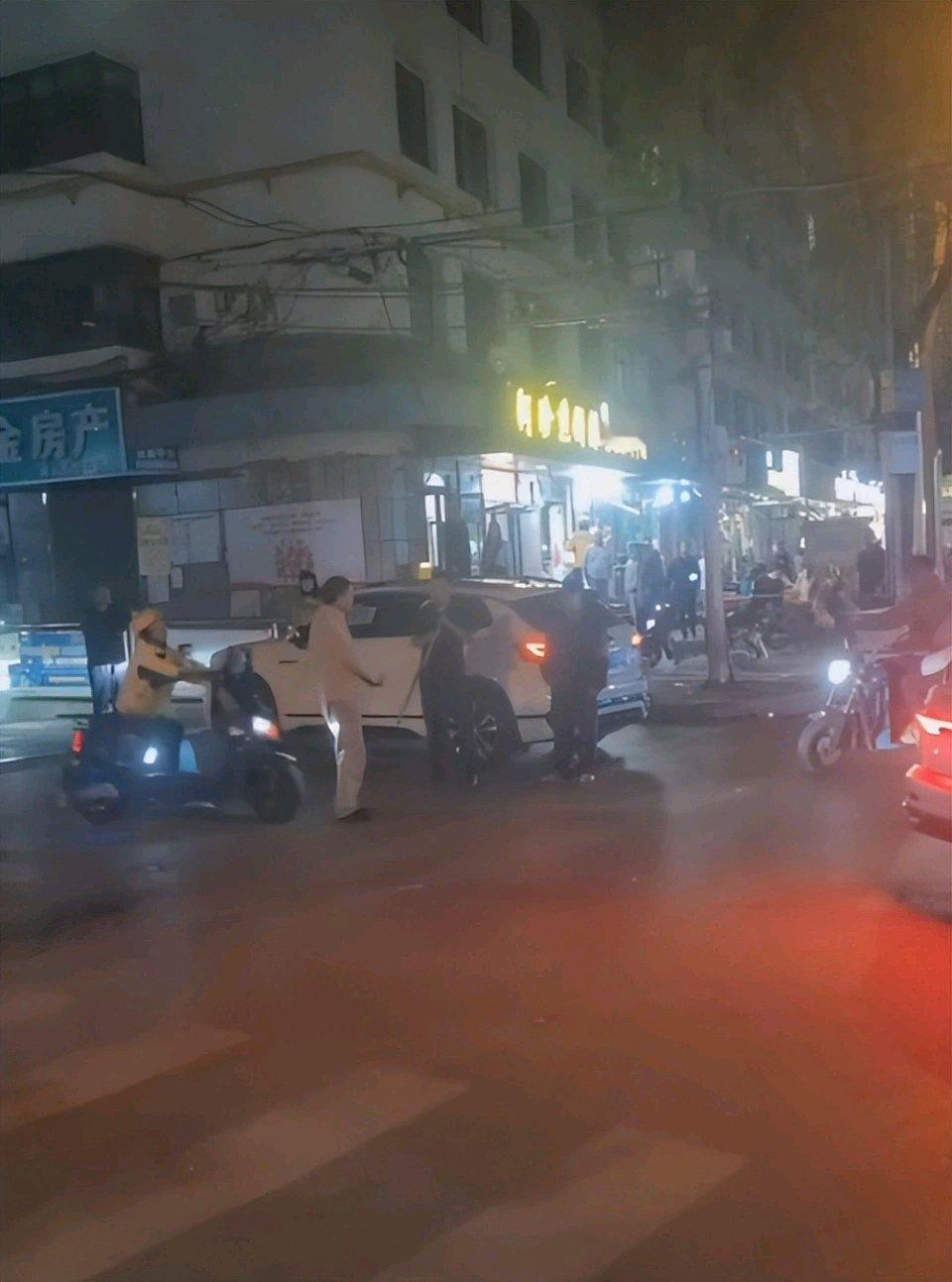这外卖小哥简直太神勇了！闹市中一个醉酒男持刀伤人，都已经伤了两人，情况十分危急。