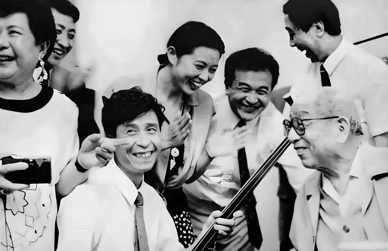 1993年，中国广播说唱团赴台交流，演员们前往拜访张学良先生。冯巩、倪萍、黄宏等