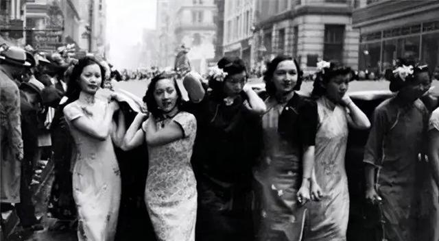 1915年，军阀王德庆娶15岁少女当小妾，然而2年后他就离世了。他给小妾留了30