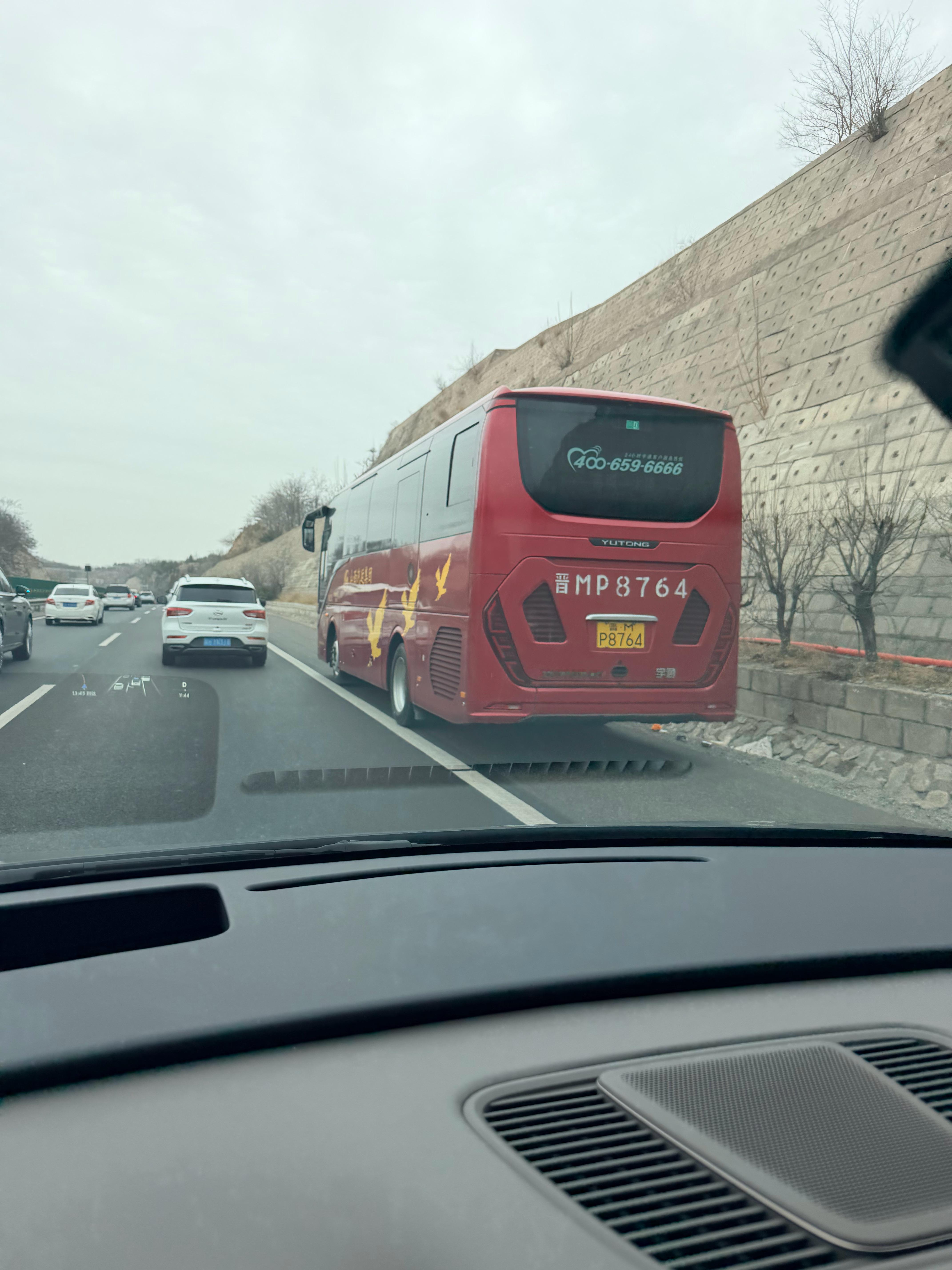 补一张，这大巴司机也是猛 