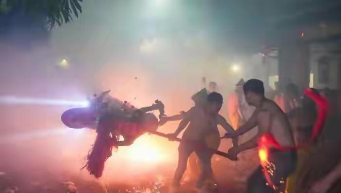 正月十一，广西宾阳迎来了超“硬核”的炮龙节。这国家级非遗活动，堪称“中国狂欢节”