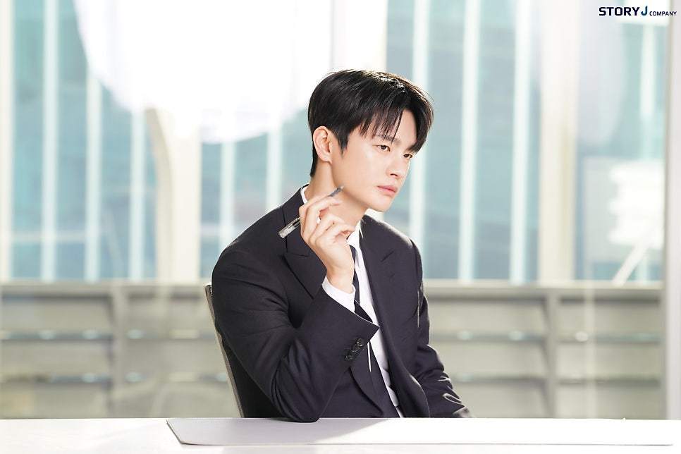 徐仁国   【260624 StoryJ Naver 更新】明天也要上班 海报拍