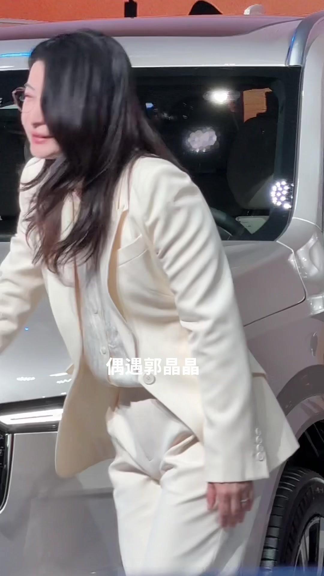 郭晶晶的低调生活有多戳人？郭晶晶的日常真的太接地气了！逛菜市场会和阿姨讨价还价，