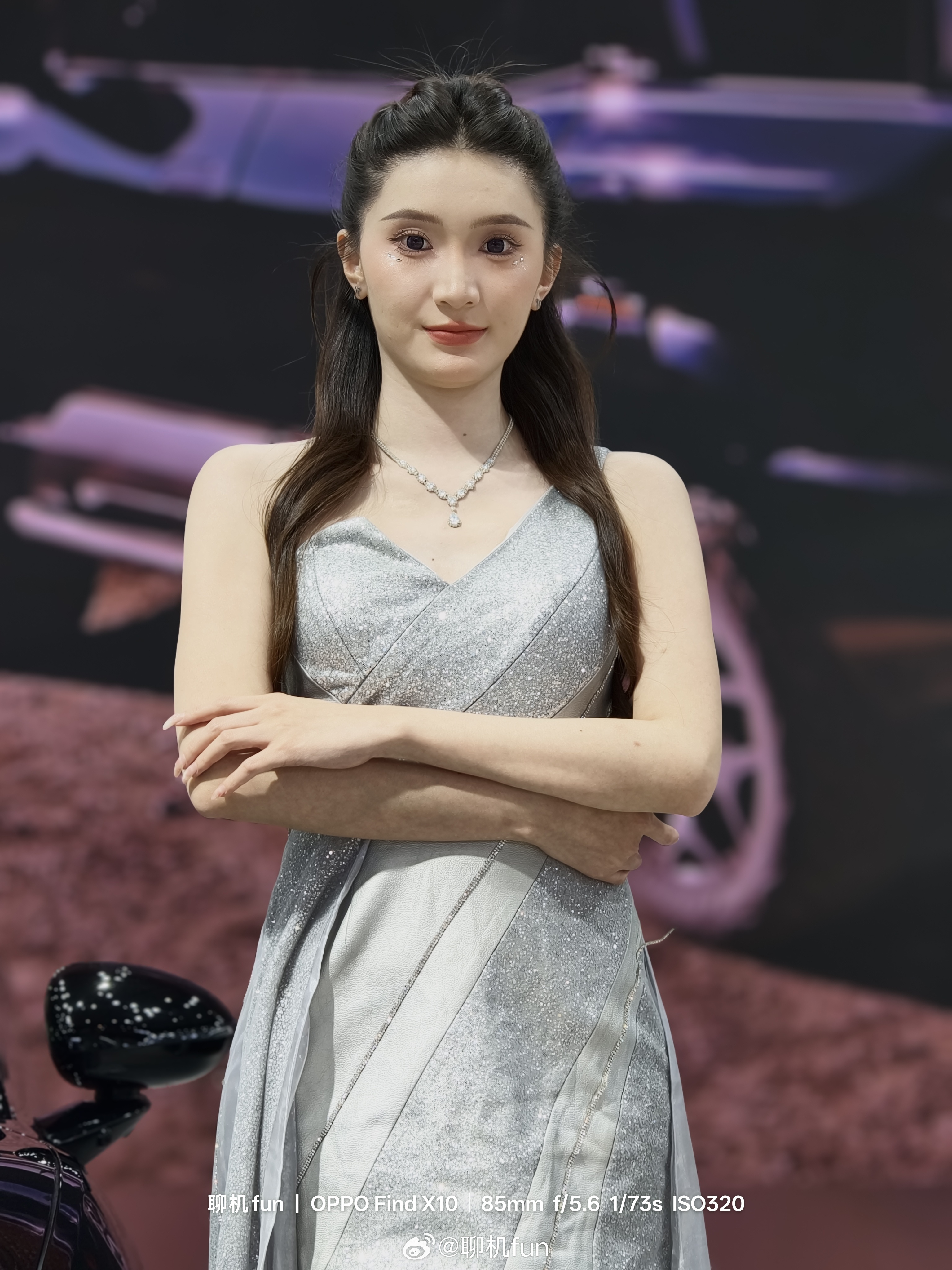 还是十一沈阳车展，这组看着有点隆重。银灰亮片小礼服，后面还拖着一条长长的纱，站台